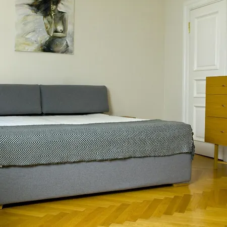 Rentapartments - Garden De Luxe Apartment *